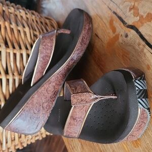 Volatile Tooled Frappachino  Platform Heel Thong Sandal Brown sz 10 Chunky